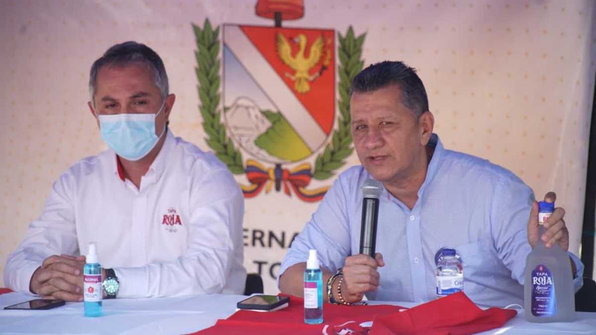 Franz Bedoya Rubio, gerente general de la Fábrica de Licores del Tolima, y José Ricardo Orozco Valero, gobernador del Tolima, han liderado el plan de globalización de la marca Aguardiente Tapa Roja.