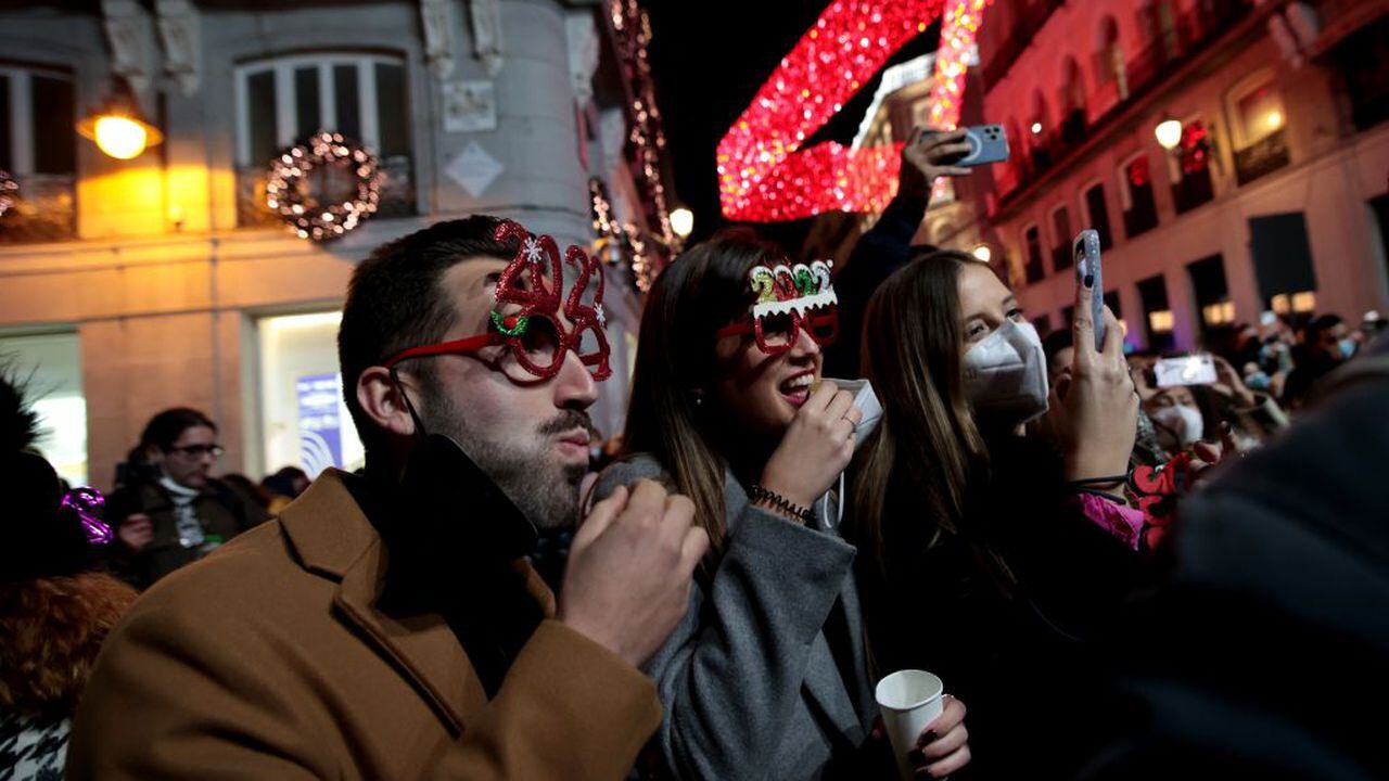 La gente come uvas como tradición para celebrar el Año Nuevo, en Sol Plaza en Madrid, España, el 31 de diciembre de 2021. (Foto de Juan Carlos Rojas/Xinhua a través de Getty Images)