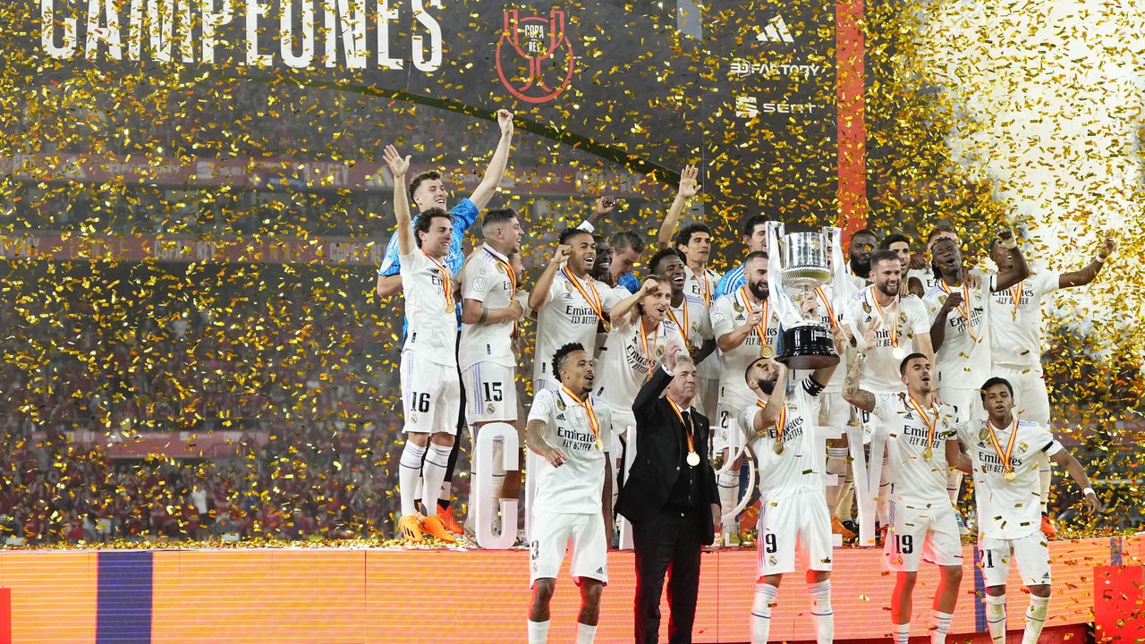 Benzema alzó su título 25 con el Real Madrid en la Copa del Rey.