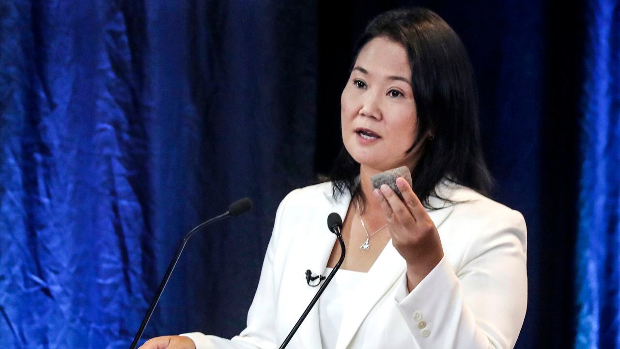 Keiko Fujimori del partido Fuerza Popular sostiene una piedra durante un debate organizado por el Jurado Nacional Electoral el 30 de mayo de 2021 en Arequipa, Perú