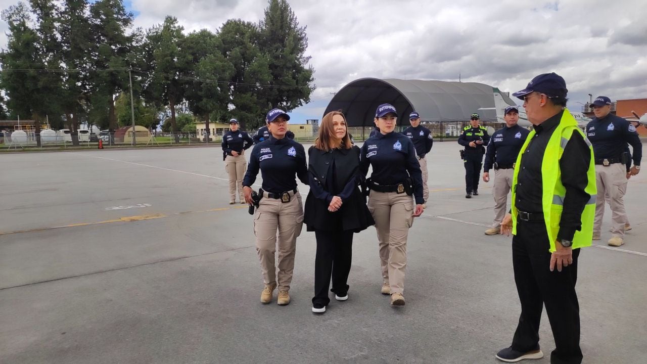 Agentes de Interpol suben a un avión a la empresaria de moda Nancy González.