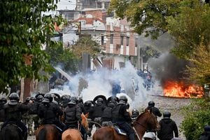 Manifestantes chocan con la policía durante violentas protestas contra la aprobación de una reforma a la constitución provincial, en San Salvador de Jujuy, Argentina, 20 de junio de 2023. 