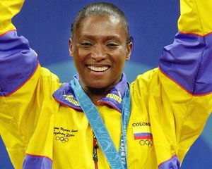 Septiembre, 2000 - Medalla de oro de la pesista María Isabel Urrutia en los juegos Olímpicos de Sídney.