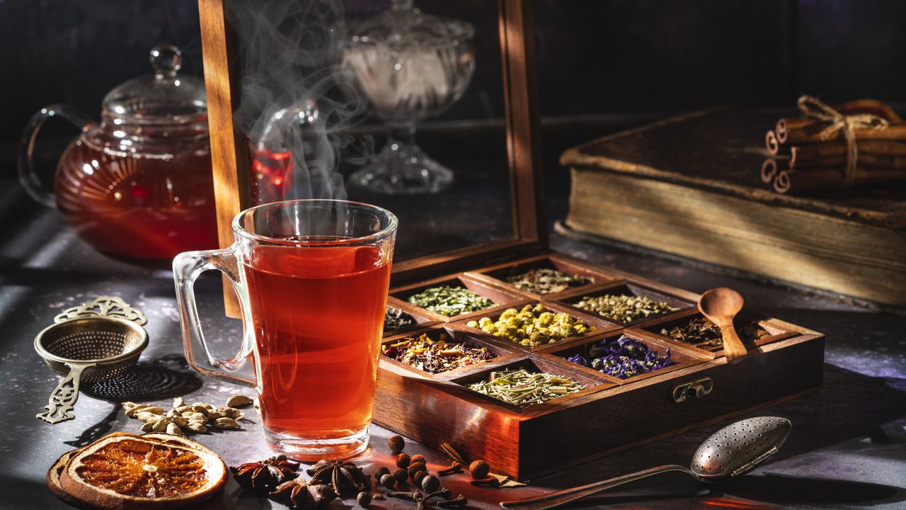 Té rojo con una caja de té de hierbas y especias aromáticas
