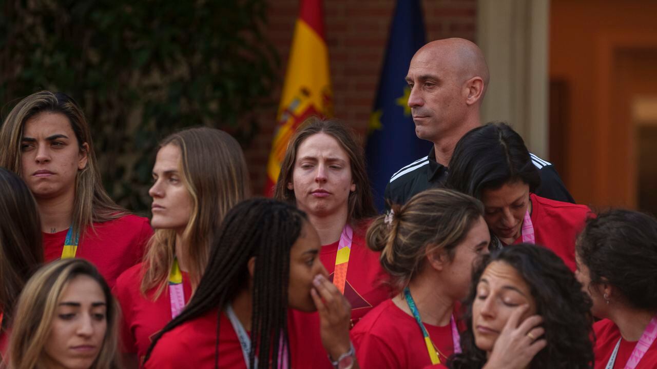 El presidente de la federación española de fútbol, Luis Rubiales (al fondo a la derecha) posa con las jugadoras de la selección de España que conquistó el Mundial femenino, en el Palacio de La Moncloa, el martes 22 de agosto de 2023, en Madrid. (AP Foto/Manu Fernández)