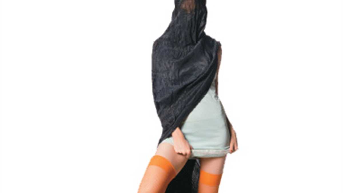 Según un artículo en The Daily Beast titulado “¿Quién sabe que hay senos bajo la burka?”, en 2010 los Emiratos Árabes y Arabia Saudita importaron más del 70 % de la lencería europea y que este mercado movió mil millones de dólares. La Senza tendría unas cien tiendas en Oriente Medio.