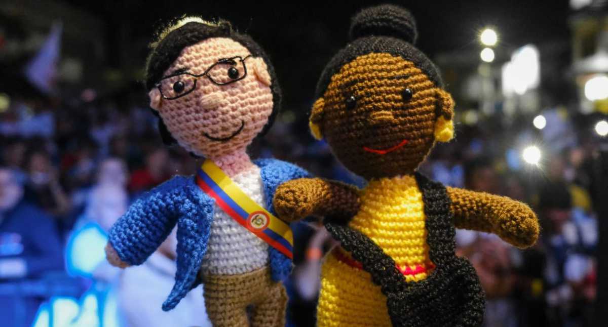 Les poupées tricotées de Gustavo Petro et Francia Márquez ont participé à la tournée de campagne