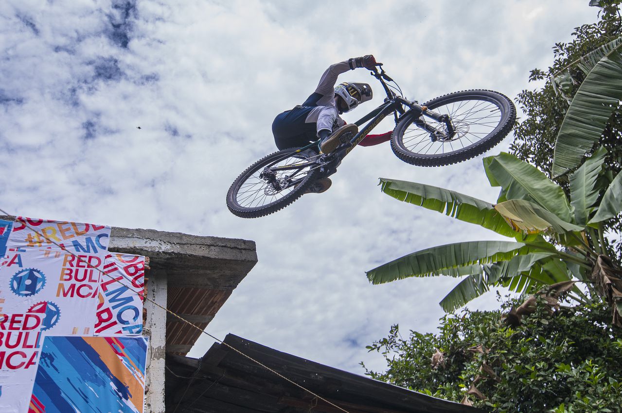 El 4 de marzo, la Comuna 13 de Medellín vivió Red Bull Cerro Abajo Medellín 2023, una de las competencias más importantes de downhill urbano de Suramérica y el mundo. Evento deportivo lleno de color, emoción, adrenalina y cultura.