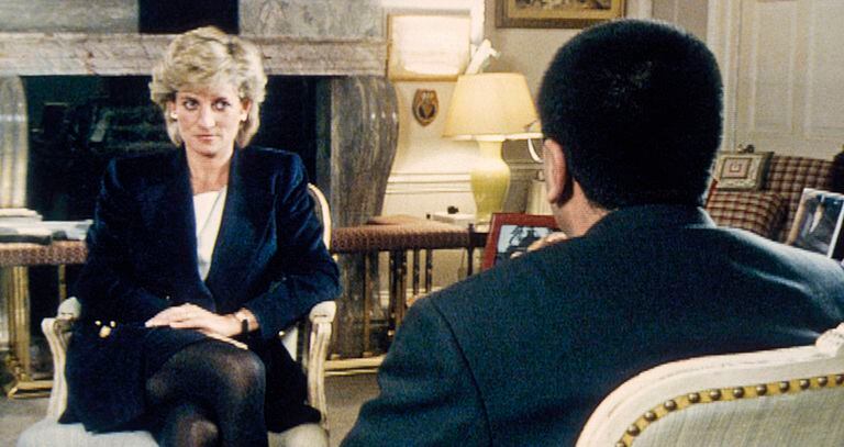  Lady Di, en su célebre entrevista al programa Panorama, en 1995. Los Windsor han desgastado su imagen con la propensión a ventilar sus asuntos privados en la prensa.   