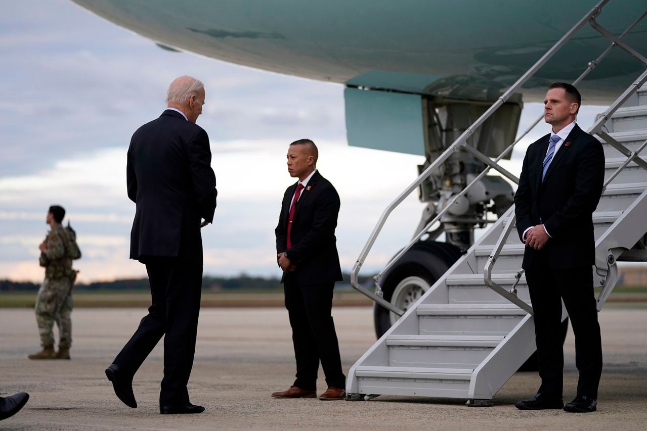 El presidente Joe Biden aborda el Air Force One para un viaje a Israel, el martes 17 de octubre de 2023, en la Base de la Fuerza Aérea Andrews, Maryland