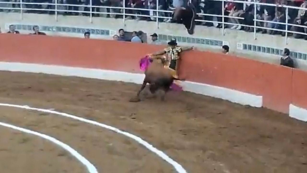 En el primer toro de la tarde Luis  Bolívar se enredó en el ruedo con su capote y el ejemplar de Mondoñedo lo llevó a las tablas y lo golpeó con bastante fuerza.