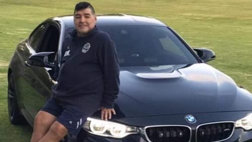 Diego Armando Maradona y su carro