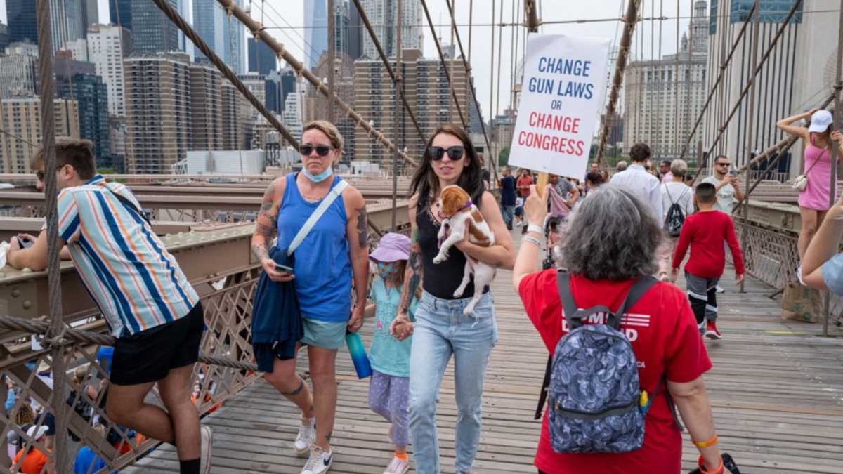 La ciudad de New York fue una en las que varios ciudadanos salieron a protestar con pancartas pidiendo más control a las armas de fuego