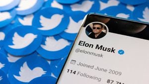 La ilustración muestra el perfil de Twitter de Elon Musk en un teléfono inteligente y los logotipos impresos de Twitter.