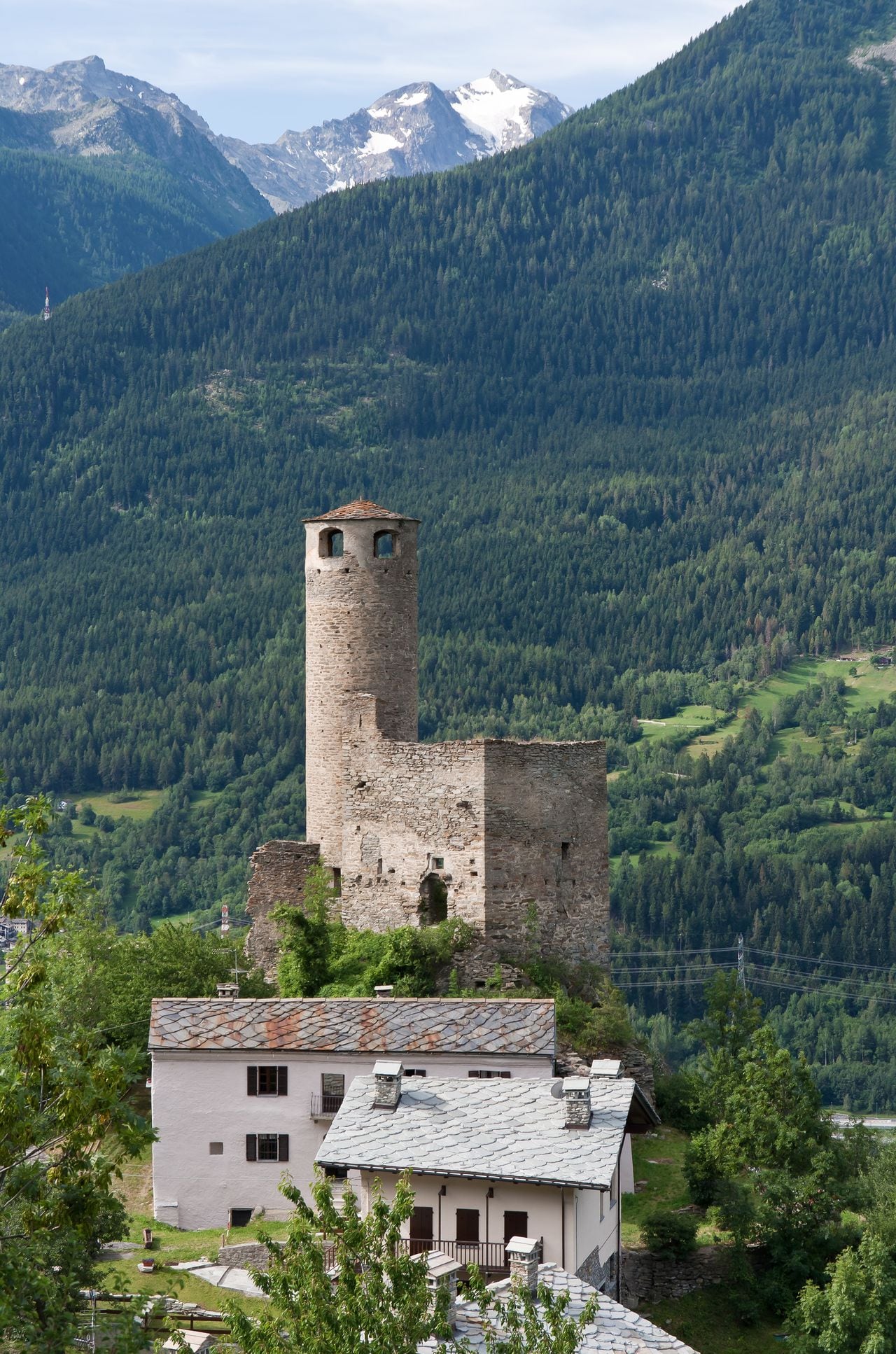 Ruinas de un antiguo castillo en el Valle de Aosta, Italia