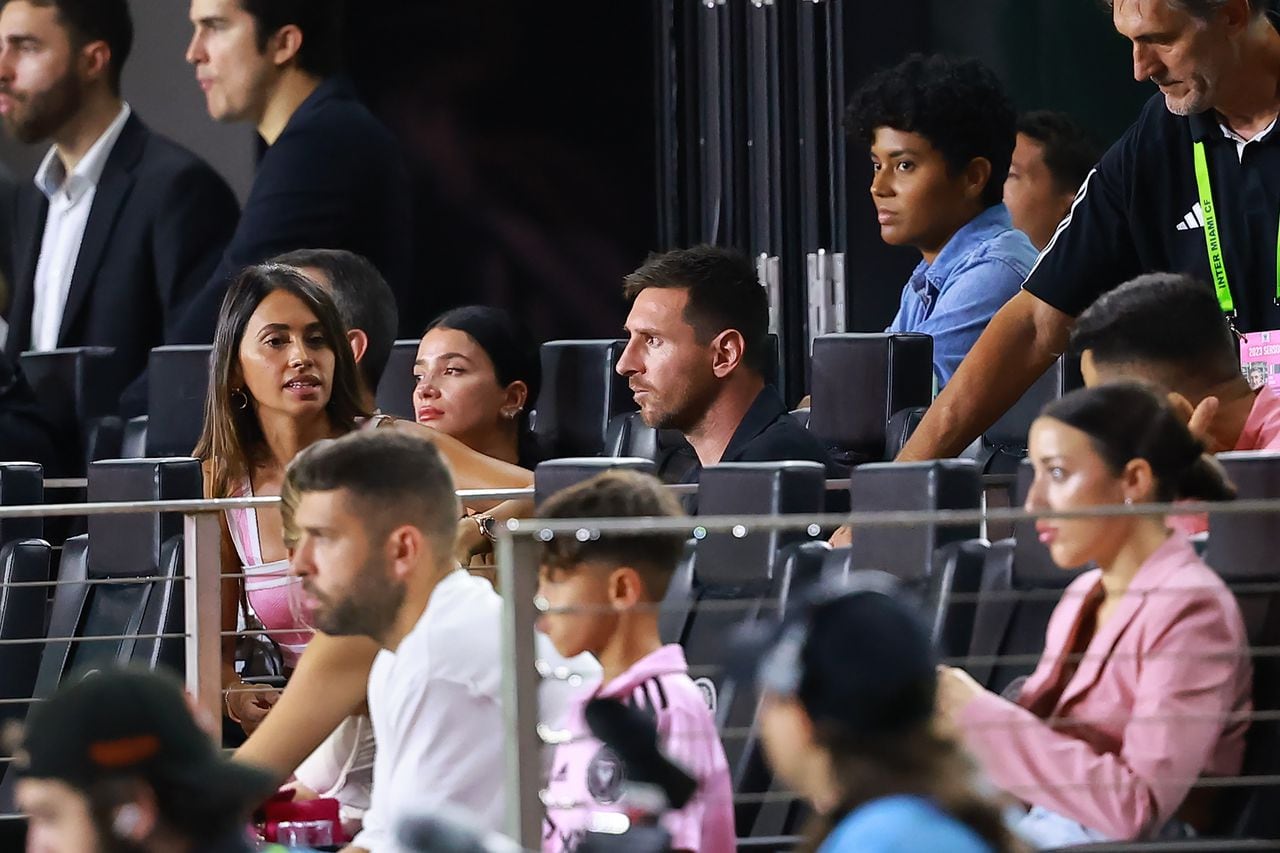 Lionel Messi # 10 de Inter Miami observa desde las gradas contra el Houston Dynamo durante la final de la Copa Abierta de Estados Unidos 2023 en el estadio DRV PNK el 27 de septiembre de 2023 en Fort Lauderdale, Florida. (Foto de Héctor Vivas/Getty Images)