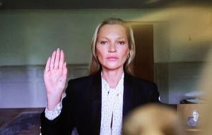 La modelo británica y exnovia de Johnny Depp, Kate Moss, testificando a través de videollamada en el juicio contra Amber Heard.