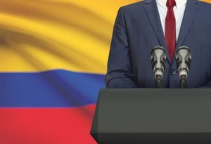 Empresario o político haciendo un discurso desde detrás del púlpito con bandera nacional en el fondo - Colombia