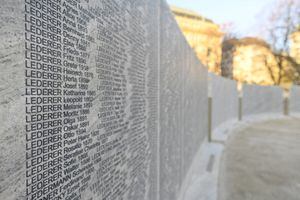 The Shoah Name Wall Memorial en Viena, 
con motivo de su inauguración el 9 de noviembre de 2021. Los nombres de 64.440 judíos austriacos asesinados durante la era nazi están inscritos en 160 elementos de piedra.
HERBERT NEUBAUER / APA / AFP