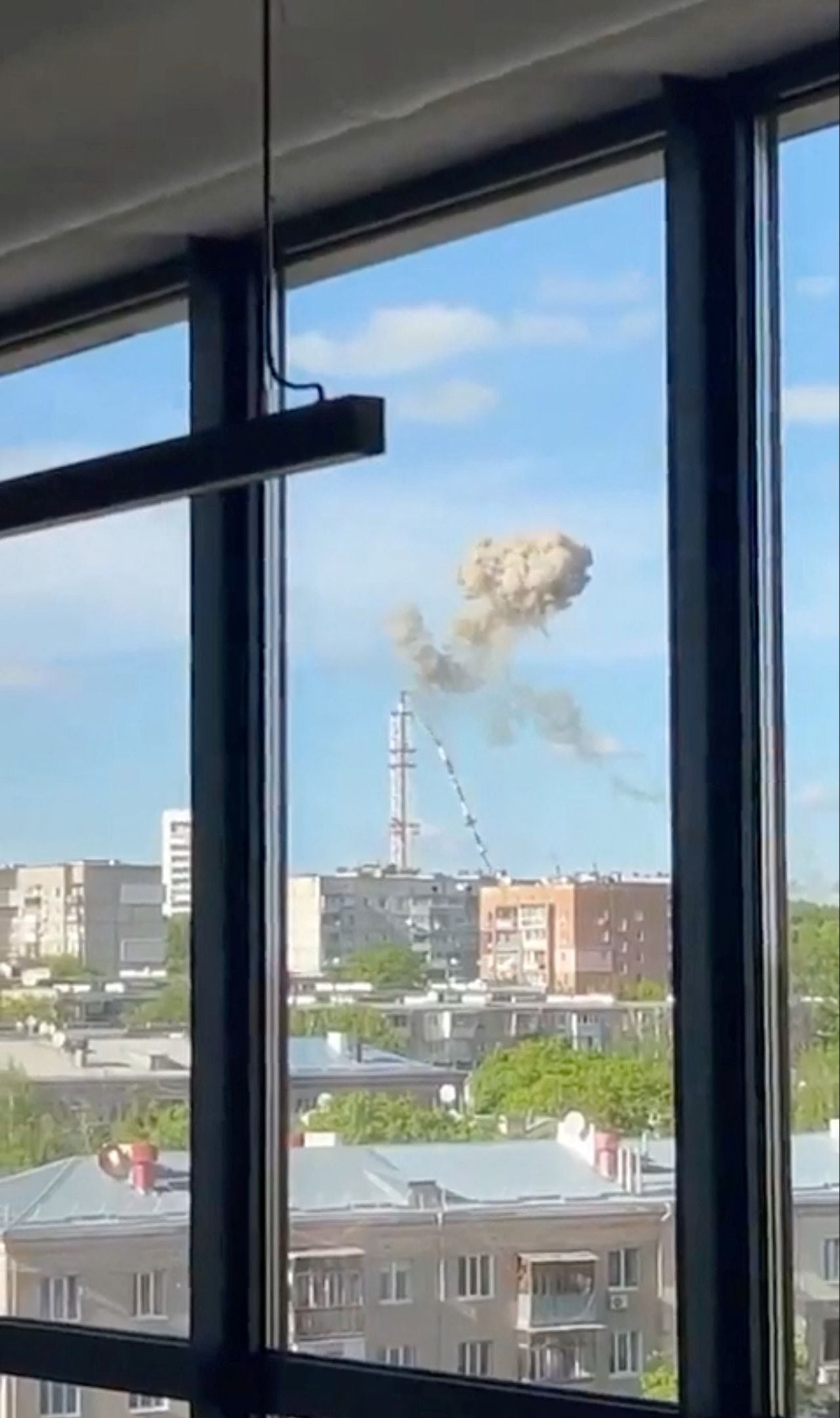El humo se eleva cuando una torre de televisión se derrumba después de lo que los funcionarios locales dijeron que fue un ataque con misiles, en medio del ataque de Rusia a Ucrania, en Kharkiv, Ucrania, el 22 de abril de 2024