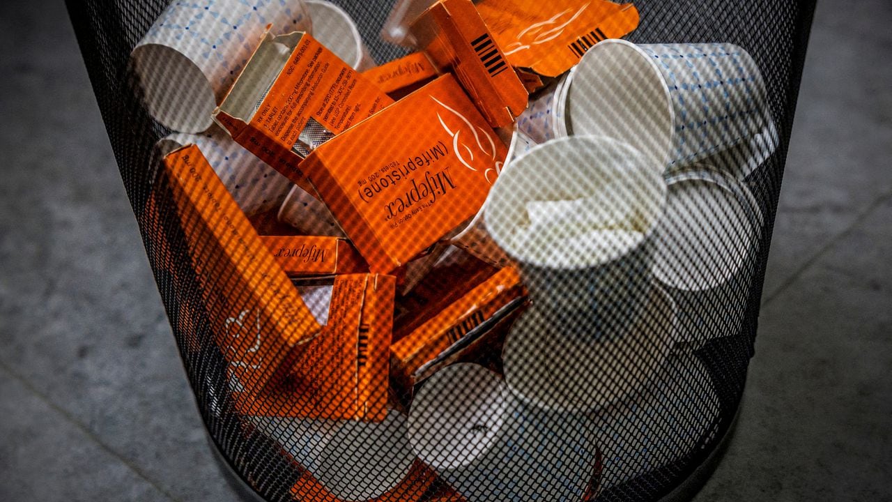 Cajas usadas de píldoras de mifepristona, el primer fármaco utilizado en un aborto con medicamentos, llenan una basura en la Clínica de Mujeres Alamo en Albuquerque, Nuevo México, EE. UU.