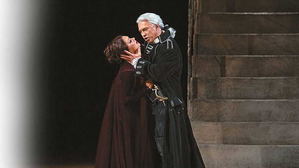 La soprano rusa Anna Netrebko y el barítono Dimitri Hvorostovsky, interpretan 'El trovador', de Guiseppe Verdi. Crédito: Marty Sohl/ Metropolitan Opera.