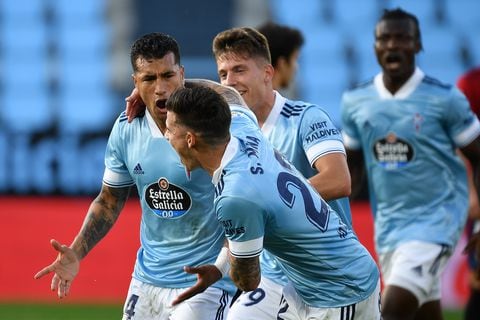 VIGO, SPAIN - APRIL 25: Jeison Murillo of RC Celta celebrates with Santi Mina after scores his sides second goal during the La Liga Santander match between RC Celta and C.A. Osasuna at Abanca-Balaídos on April 25, 2021 in Vigo, Spain. Sporting stadiums around Spain remain under strict restrictions due to the Coronavirus Pandemic as Government social distancing laws prohibit fans inside venues resulting in games being played behind closed doors. (Photo by Octavio Passos/Getty Images)