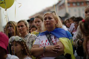 La gente participa en una manifestación para conmemorar el día de la Independencia de Ucrania, mientras continúa la invasión de Ucrania por parte de Rusia, en el casco antiguo de Varsovia, Polonia, el 24 de agosto de 2022. Foto Dawid Zuchowicz/Agencja Wyborcza.pl vía REUTERS 