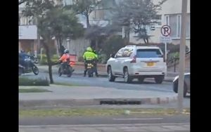 Imagen de un video que muestra el momento en que el conductor de la camioneta choca contra los presuntos delincuentes.