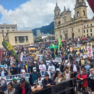 Las centrales obreras hicieron presencia en la concentración que se adelanta la Plaza de Bolívar en respaldo al presidente Gustavo Petro al cumplirse los primeros 100 días de Gobierno.