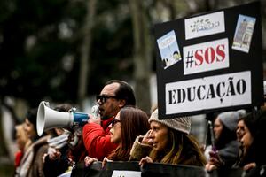 Más de 150.000 personas salieron a las calles de Lisboa. (Photo by PATRICIA DE MELO MOREIRA / AFP)