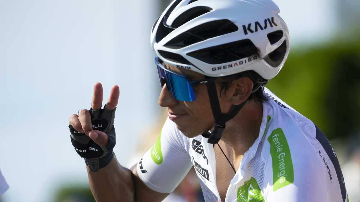Egan Bernal de Colombia hace una señal después de terminar la etapa 16 de la carrera ciclista La Vuelta entre Laredo y Santa Cruz de Bezama, España. (AP Photo / Lalo R. Villar)