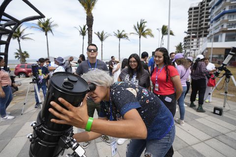 Una astrónoma aficionada prepara su telescopio el día antes de un eclipse solar en Mazatlán, México, el domingo 7 de abril de 2024.