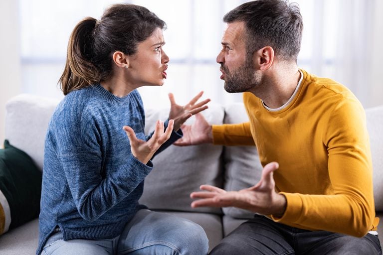 Pareja adulta discutiendo