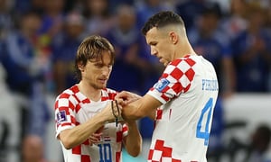 Soccer Football - FIFA World Cup Qatar 2022 - Round of 16 - Japan v Croatia - Al Janoub Stadium, Al Wakrah, Qatar - December 5, 2022 Croatia's Luka Modric givse the captains armband to Ivan Perisic after being substituted REUTERS/Matthew Childs