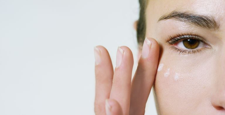 Distintos compuestos químicos ayudan a fortalecer, hidratar e iluminar el contorno de los ojos.