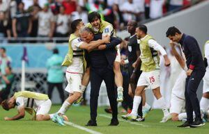 Queiroz recibió una ola de abrazos tras el pitazo final