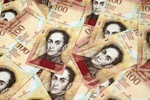 Billetes de 100 bolívares de la República de Venezuela.