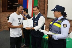 El alcalde Jorge Iván Ospina entregó a los jóvenes las actas que certifican la capacitación como reguladores de tránsito.