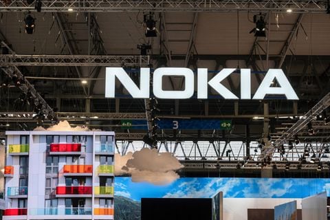 Se ve un logotipo de Nokia durante el Mobile World Congress 2022.