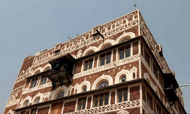 Imagen de los balcones de la fachada restaurada del Museo Nacional de Taez en Yemen.