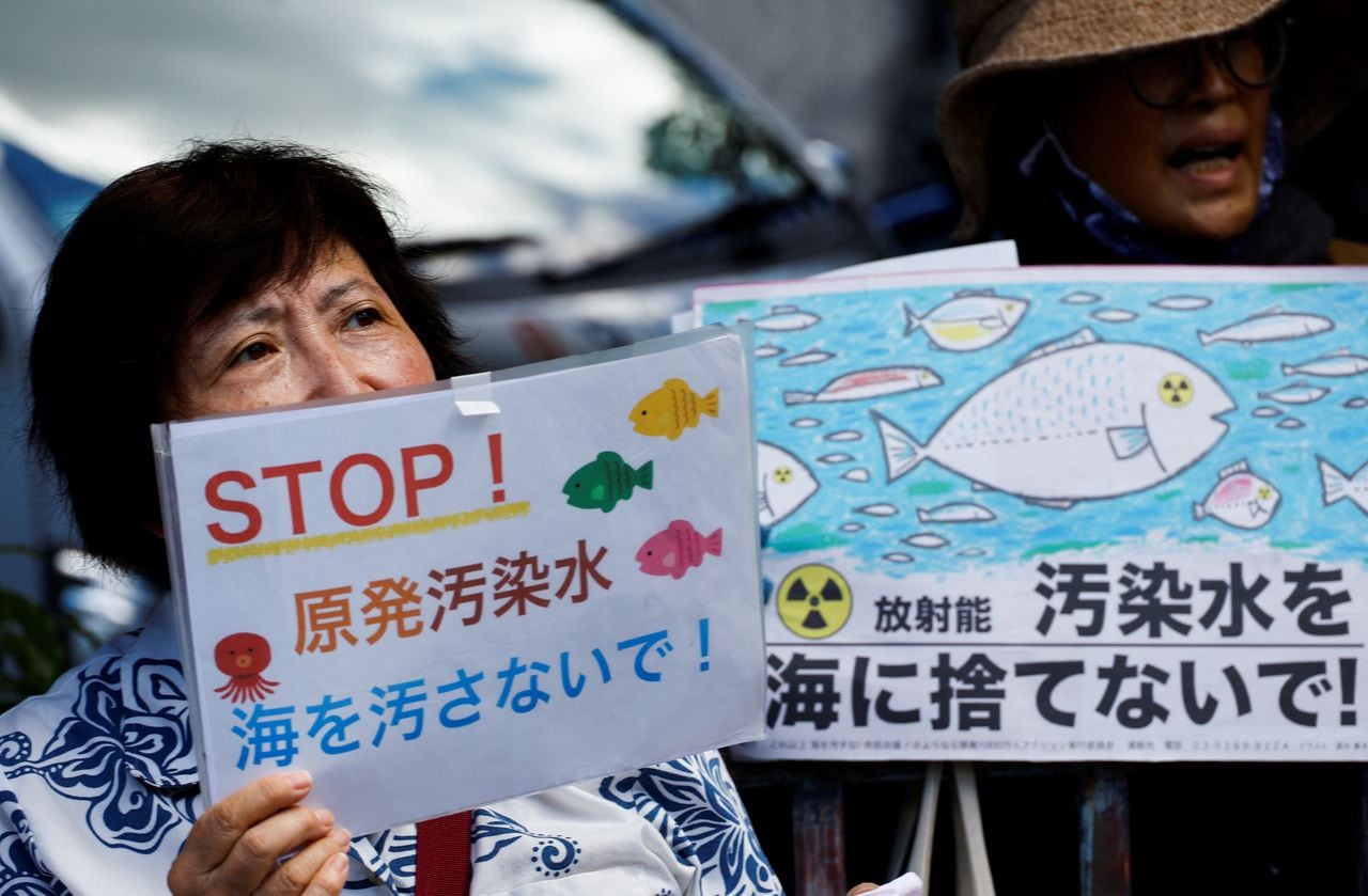 Un manifestante sostiene un cartel que dice "No arroje al mar agua contaminada con radiación", durante una manifestación contra la descarga al océano de agua radiactiva tratada de la planta nuclear Fukushima Daiichi, dañada por el tsunami, frente a la oficina del primer ministro Fumio Kishida.