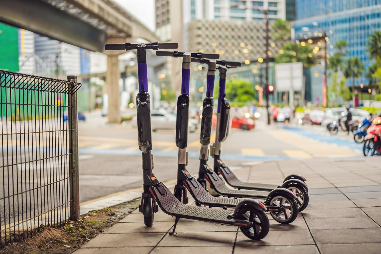 Alquiler de patinetas eléctricas. transporte urbano. Scooters eléctricos para uso compartido alineados y listos para alquilar.