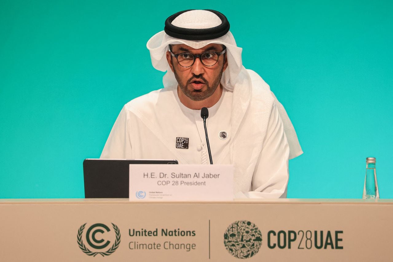 El presidente de la COP28, Sultan Ahmed Al Jaber, habla durante una conferencia de prensa en la cumbre climática de las Naciones Unidas en Dubai el 4 de diciembre de 2023.