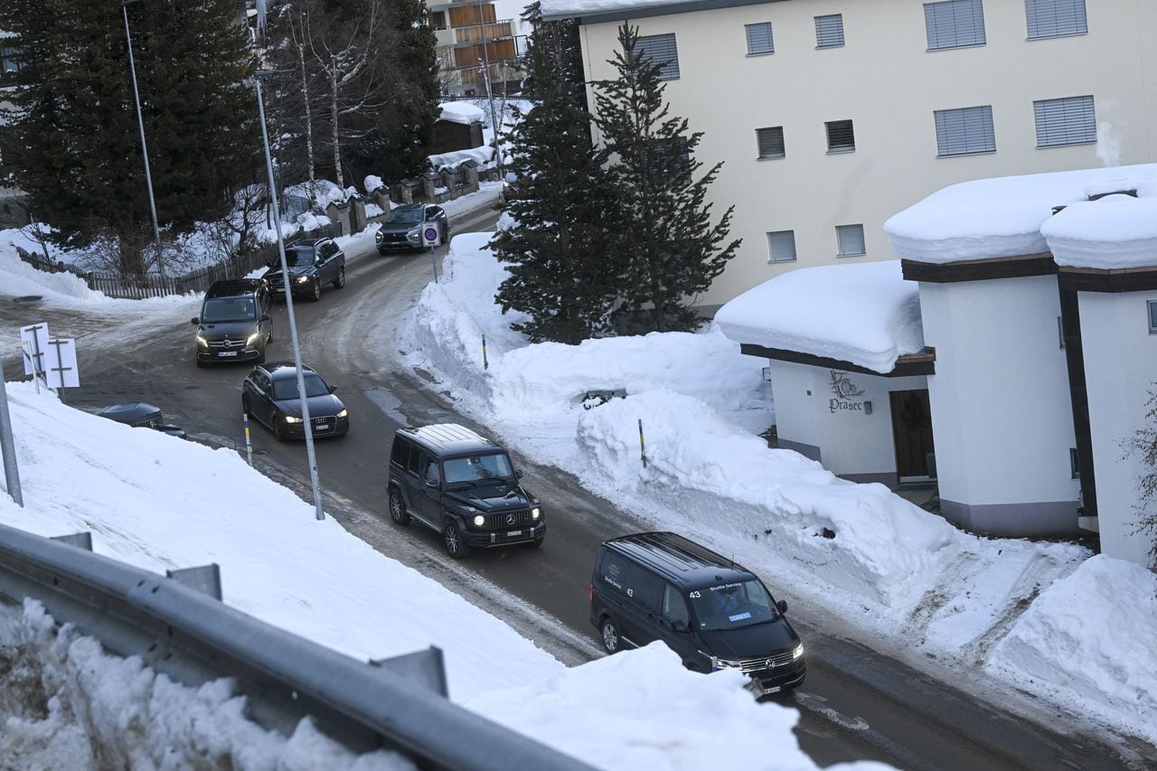 Los automóviles llegan a la ciudad antes del Foro Económico Mundial (FEM), también conocido como Cumbre de Davos en Davos, Suiza, el 14 de enero de 2024.