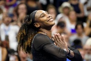 Serena Williams, de Estados Unidos, reacciona después de derrotar a Danka Kovinic, de Montenegro, durante la primera ronda del Abierto de tenis de Estados Unidos, el lunes 29 de agosto de 2022, en Nueva York. Foto AP/John Minchillo