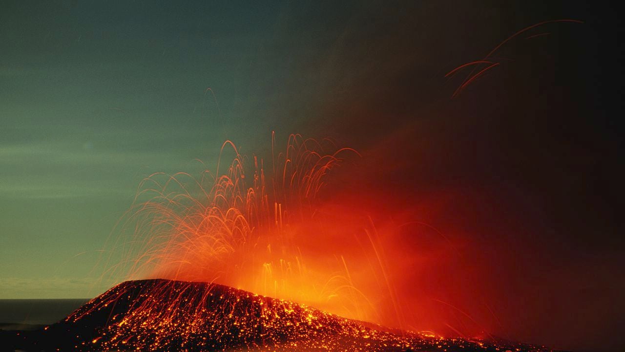 Uno de los mayores volcanes activos del mundo, el Kilauea, volvió a erupcionar este miércoles en Hawái lanzando lava.