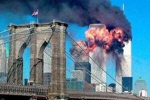 La segunda torre del World Trade Center estalla en llamas después de ser golpeada por un avión secuestrado en Nueva York, EE. UU., 11 de septiembre de 2001. El puente de Brooklyn se ve en primer plano. Reuters / Sara K. Schwittek.