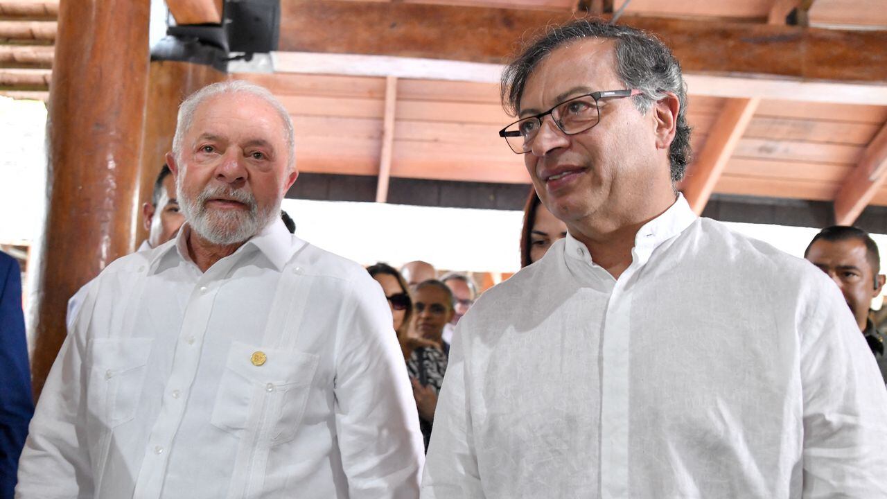 El presidente de Colombia, Gustavo Petro, y el presidente de Brasil, Luiz Inácio Lula da Silva, asisten al evento "Cumbre Camino a la Amazonía" en Leticia, Colombia, el 8 de julio de 2023.