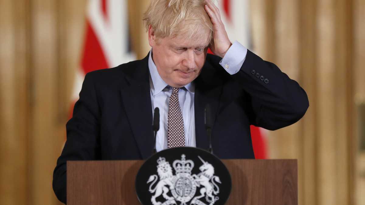 Archivo - El primer ministro británico, Boris Johnson, gesticula durante una conferencia de prensa en Londres, el 3 de marzo de 2020. (AP Foto/Frank Augstein, Archivo)